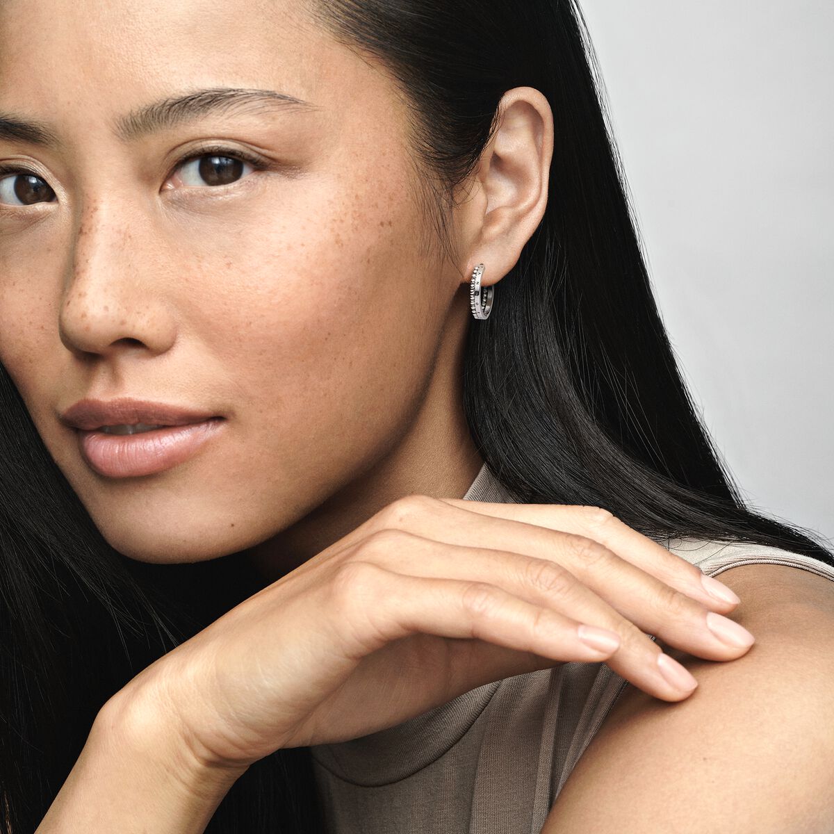 Pendientes de Aro Pandora Signature Logo y Cuentas