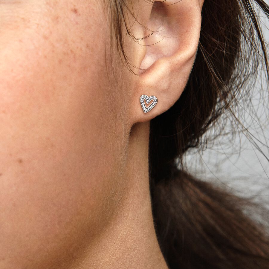 Pendientes corazones brillantes en plata