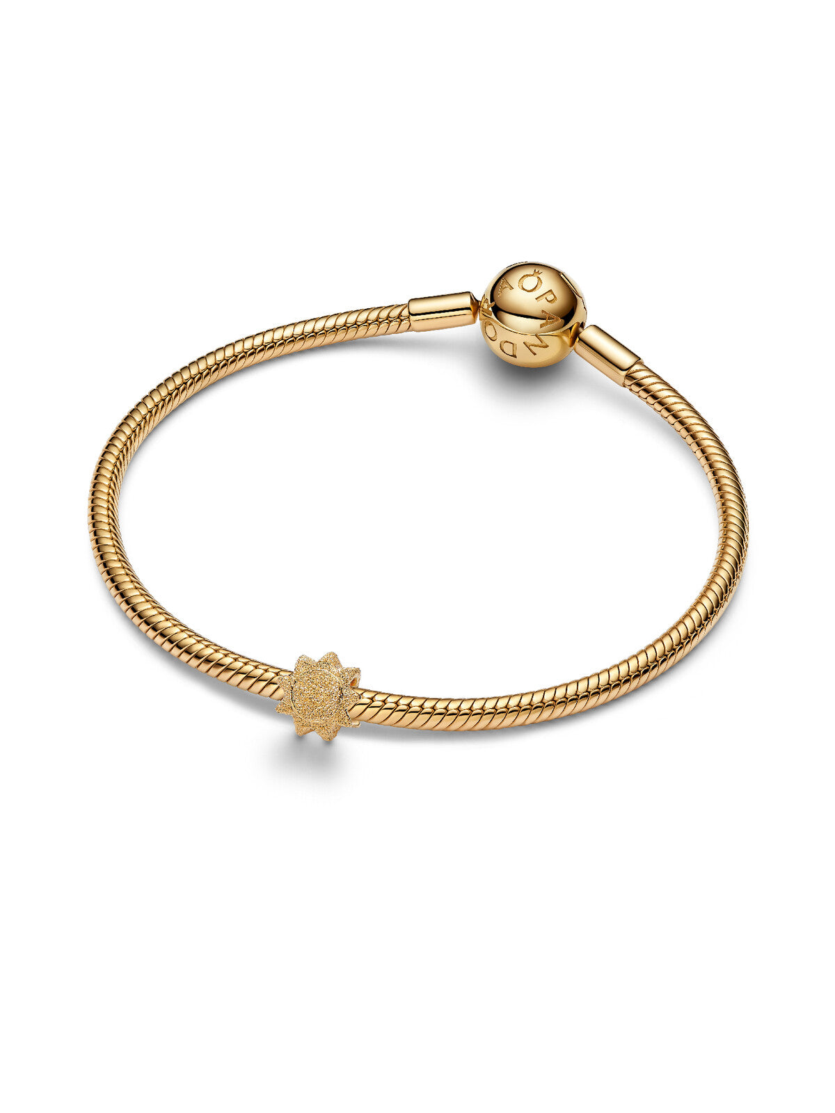 Charm Mini Sol Texturizado en pulsera Pandora