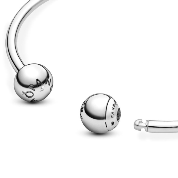 Brazalete abierto con cierre de logo PANDORA