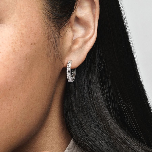 Pendientes de Aro Pandora Signature Logo y Cuentas
